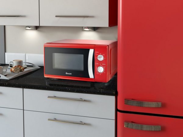 Swan Solo Microwave 800W – Red